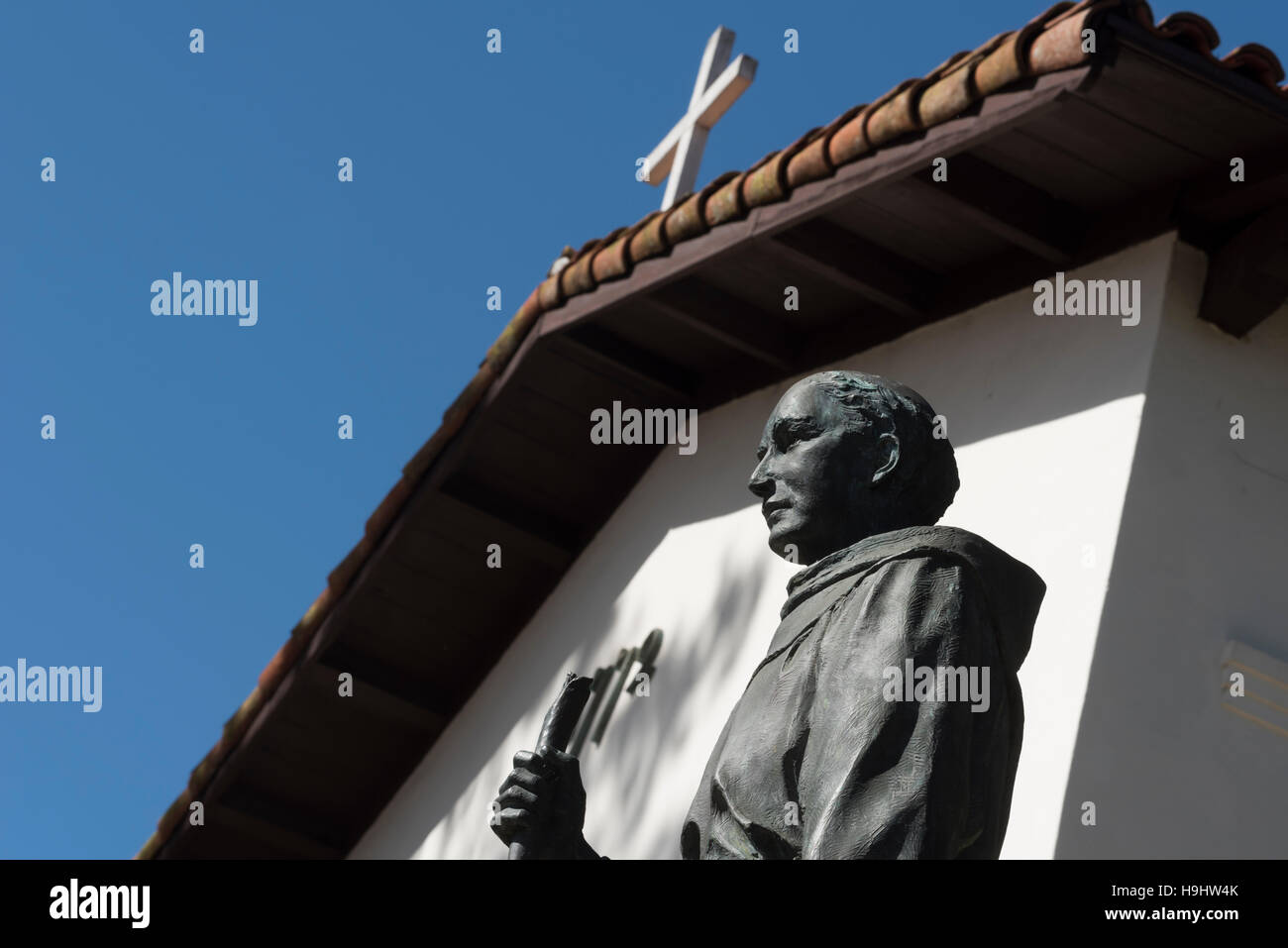 Statue de Père Junipero Serra en face de la Mission San Luis Obispo de Tolosa à San Luis Obispo, Californie, USA. Banque D'Images