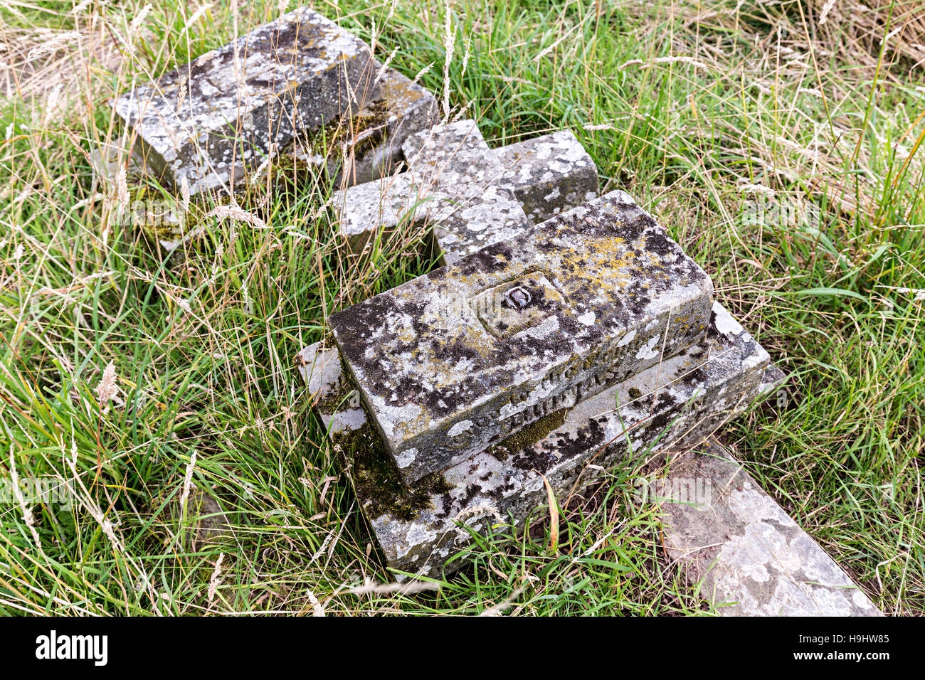 Pierre tombale tombée, Edvin Loach ancienne église cimetière, Herefordshire, Angleterre, RU Banque D'Images