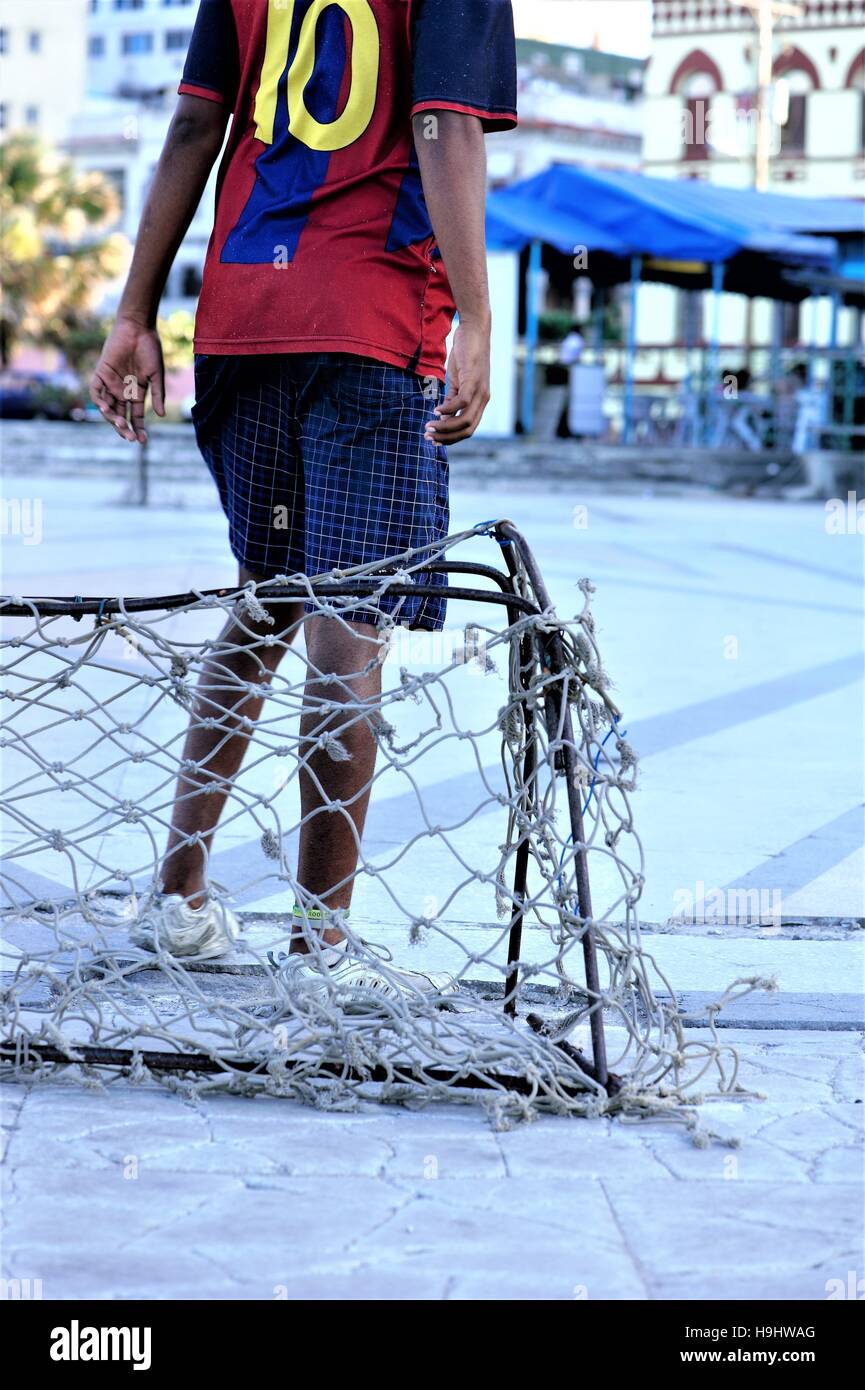 Le football dans les rues de La Havane, Cuba. Banque D'Images