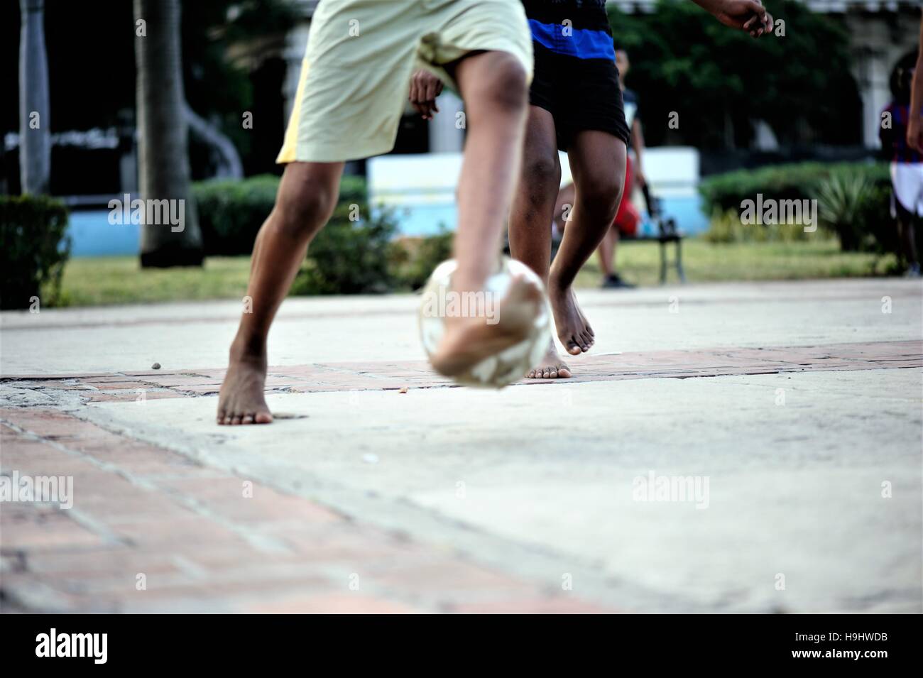 Le football dans les rues de La Havane, Cuba. Banque D'Images