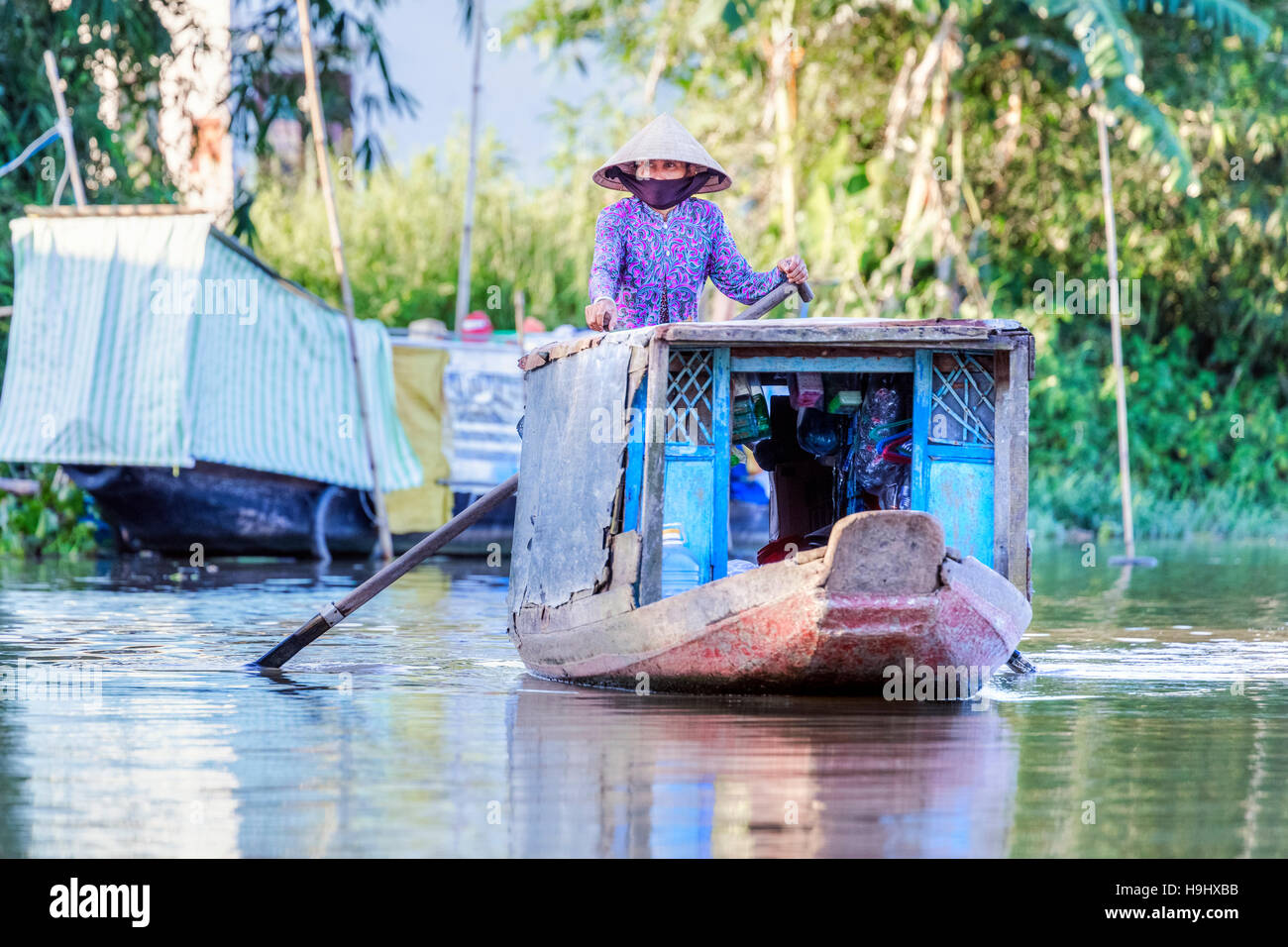 Une femme dans un bateau à rames à Can Tho, Hau River, Delta du Mékong, Vietnam, Asie Banque D'Images