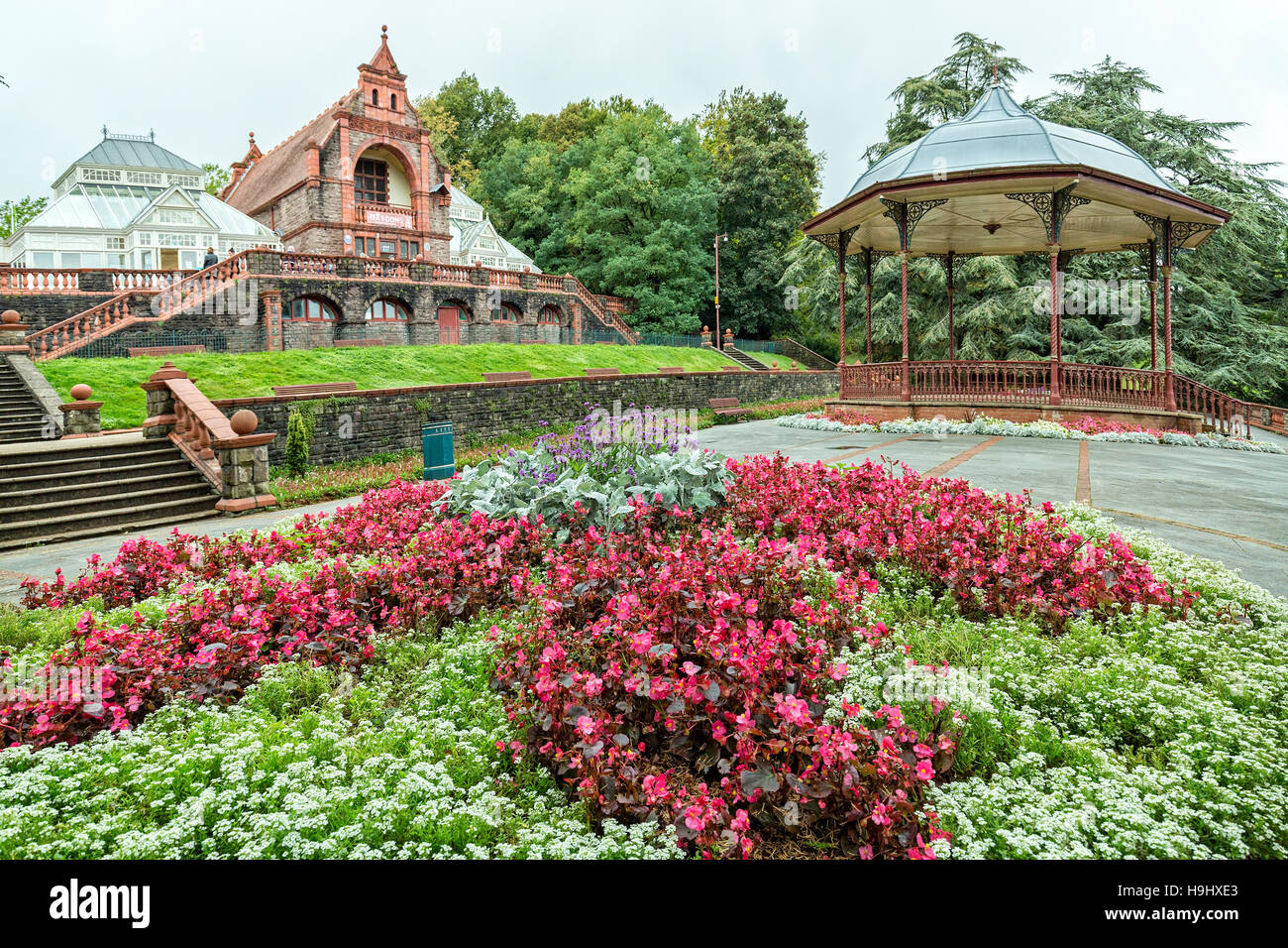 Kiosque et parterre de bégonias avec belle vue dans le parc public, Newport, Gwent, UK Banque D'Images