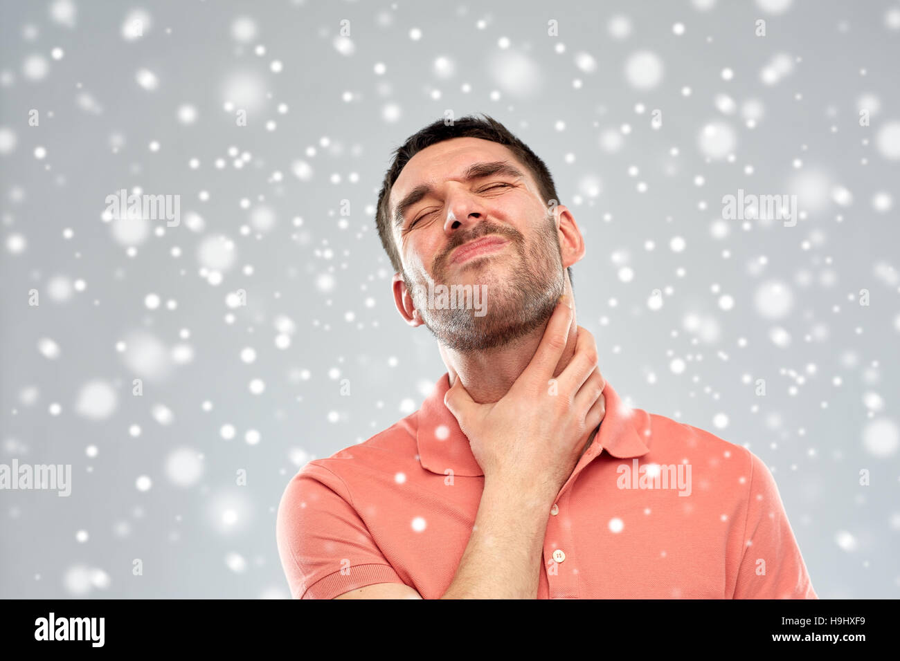 L'homme de toucher le cou et souffrant de maux de gorge Banque D'Images