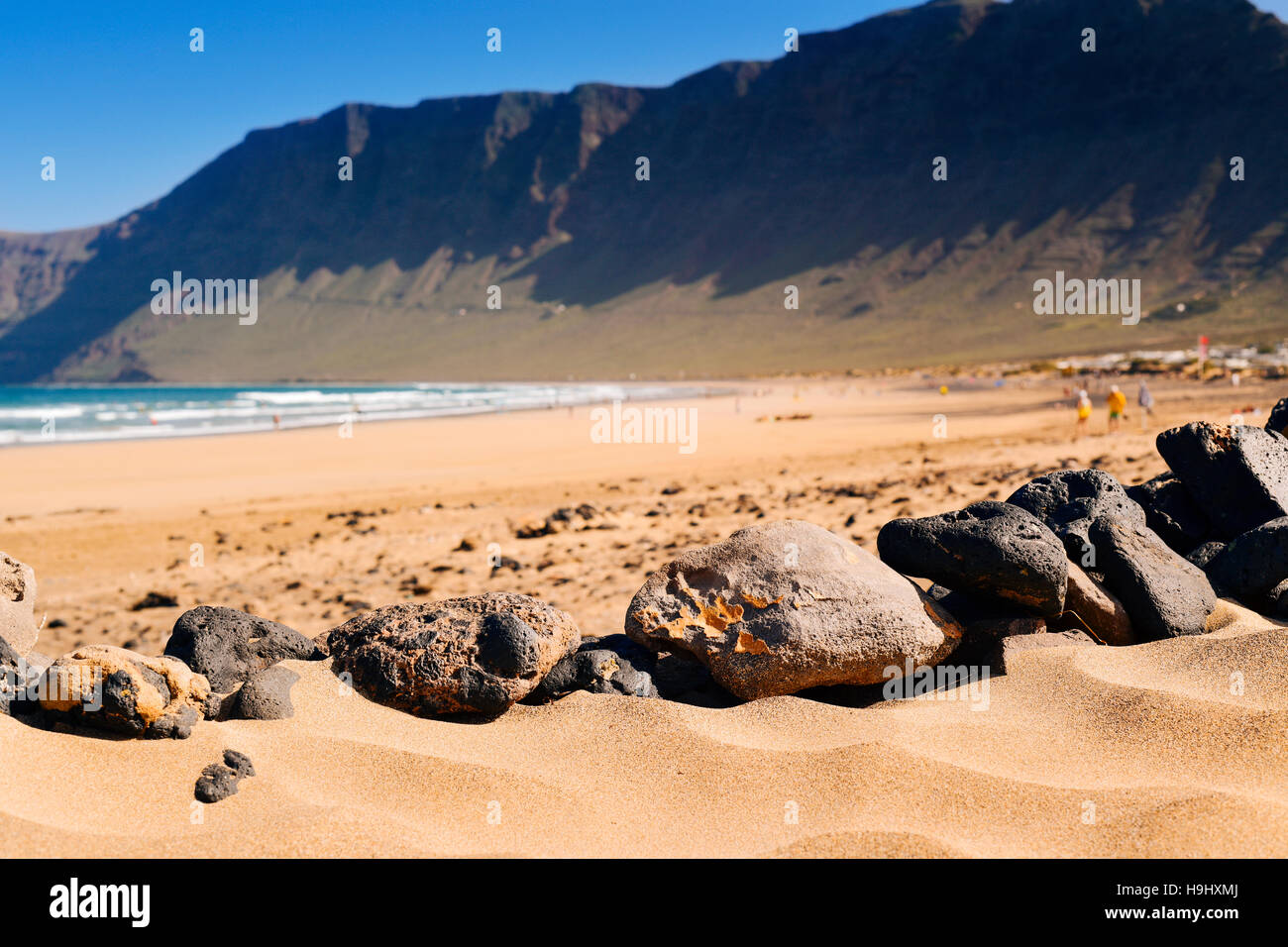 Une vue de la plage de Famara Lanzarote, Canaries, Espagne, avec le massif de Famara dans l'arrière-plan Banque D'Images
