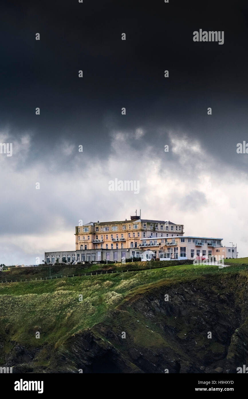 Les nuages sombres de la collecte d'Angus tempête sur l'Atlantique Hotel à Newquay, Cornwall. Météo britannique. Banque D'Images