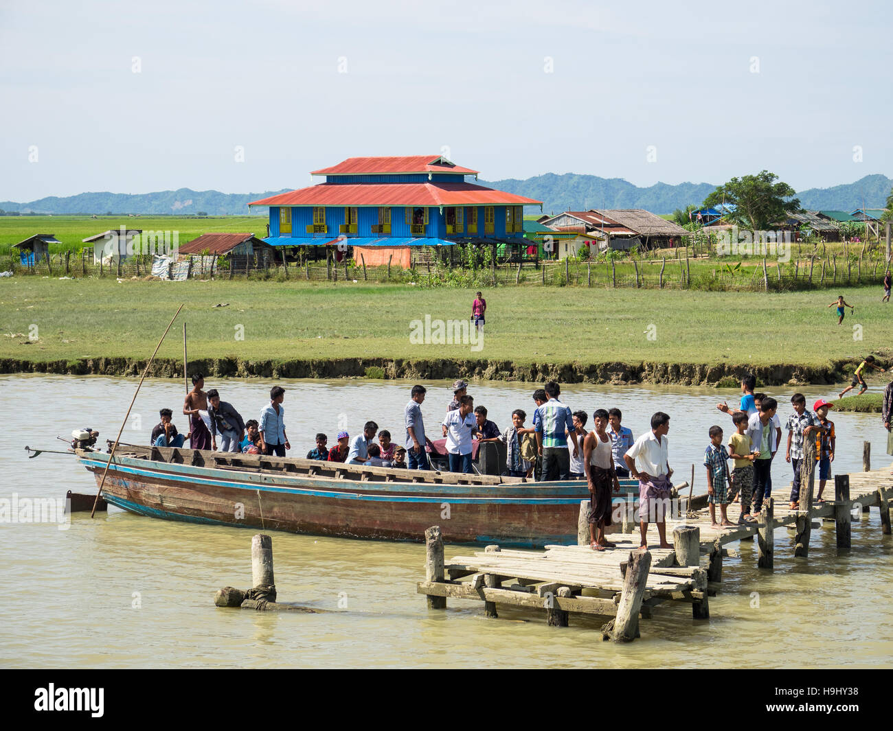 De personnes se sont réunies à un quai le long de la rivière Kaladan entre Sittwe et Mrauk U dans l'État de Rakhine, au Myanmar. Banque D'Images