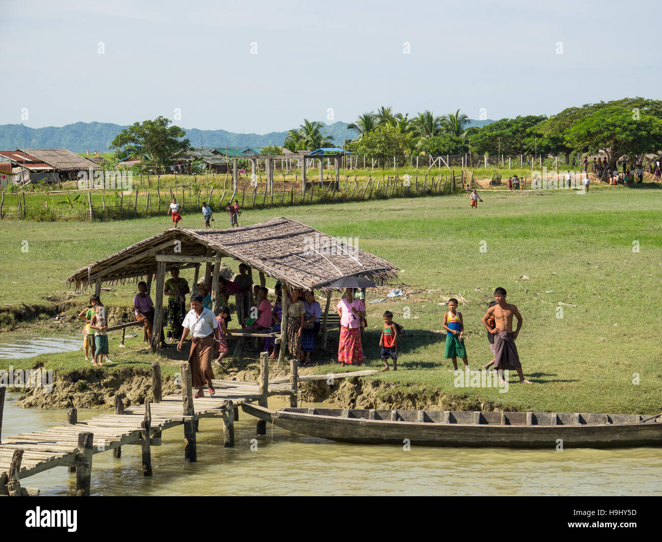 De personnes se sont réunies à un quai le long de la rivière Kaladan entre Sittwe et Mrauk U dans l'État de Rakhine, au Myanmar. Banque D'Images