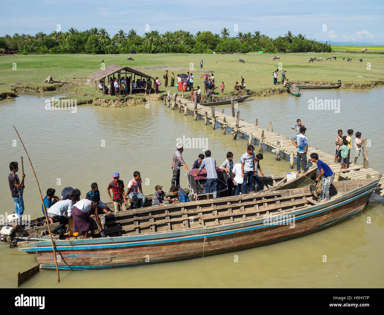 De personnes se sont réunies à un quai le long de la rivière Kaladan entre Sittwe et Mrauk U dans l'État de Rakhine, au Myanmar. Banque D'Images