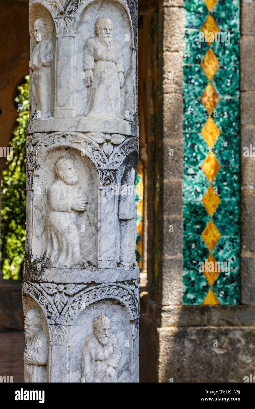 Motifs religieux gravés sur des colonnes dans les motifs de la Villa Cimbrone 11thC, Ravello, Italie. Banque D'Images