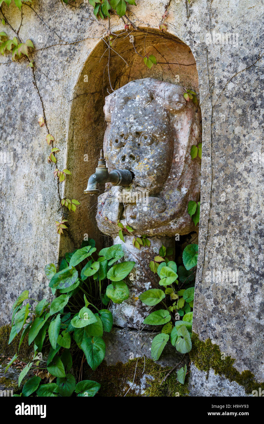 Un robinet d'eau avec tête sculptée à la mount 11thC Villa Cimbrone de Ravello, Italie. Banque D'Images