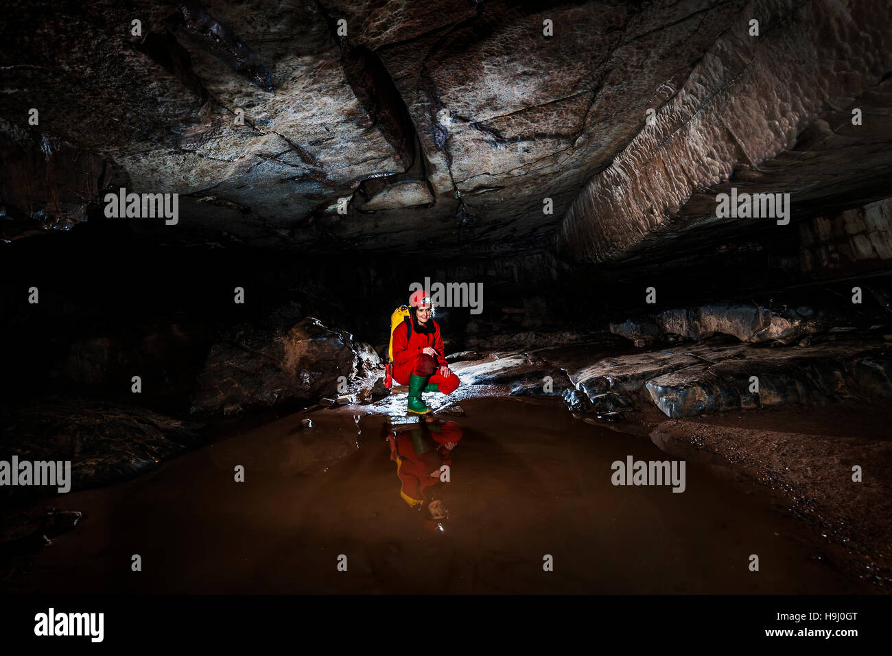 Spéléologue Porth dans yr Ogof, Pays de Galles, Royaume-Uni Banque D'Images