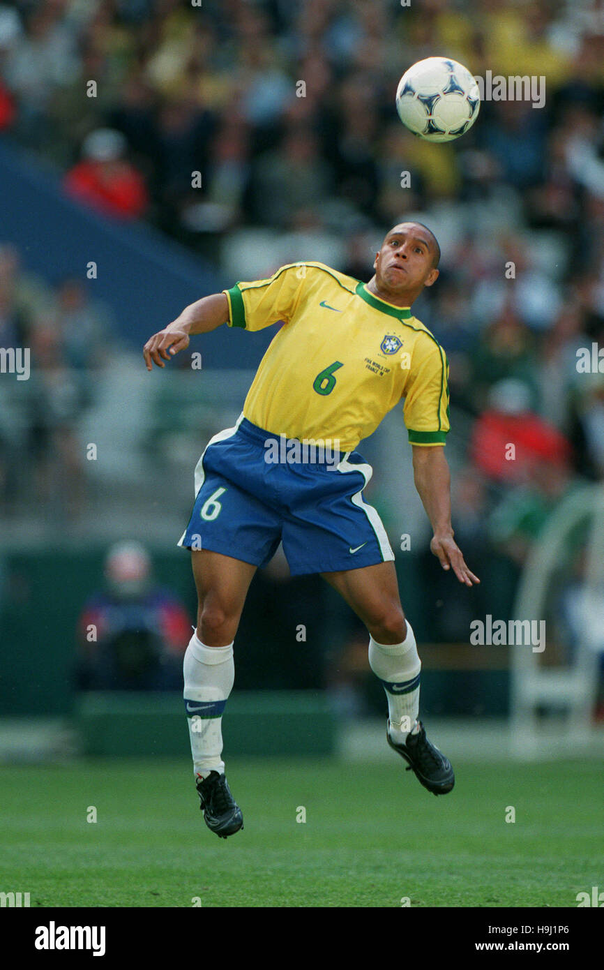 Maillot Domicile Brésil 1998 – Roberto Carlos – Signé à La Main – Pièce De Collection