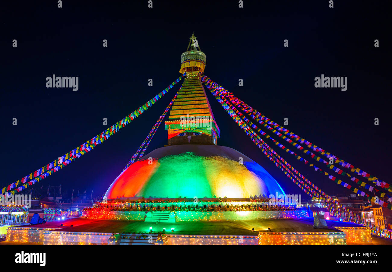 Stupa Boudhanath rénové allumé pour son inauguration à Katmandou, Népal Banque D'Images