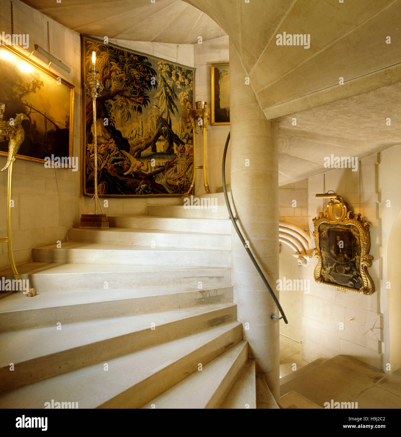 L'escalier (1920) de la longue galerie, y compris le 18e siècle et torcheres en bois doré du 18e siècle français Chinoiserie tapisserie. Banque D'Images