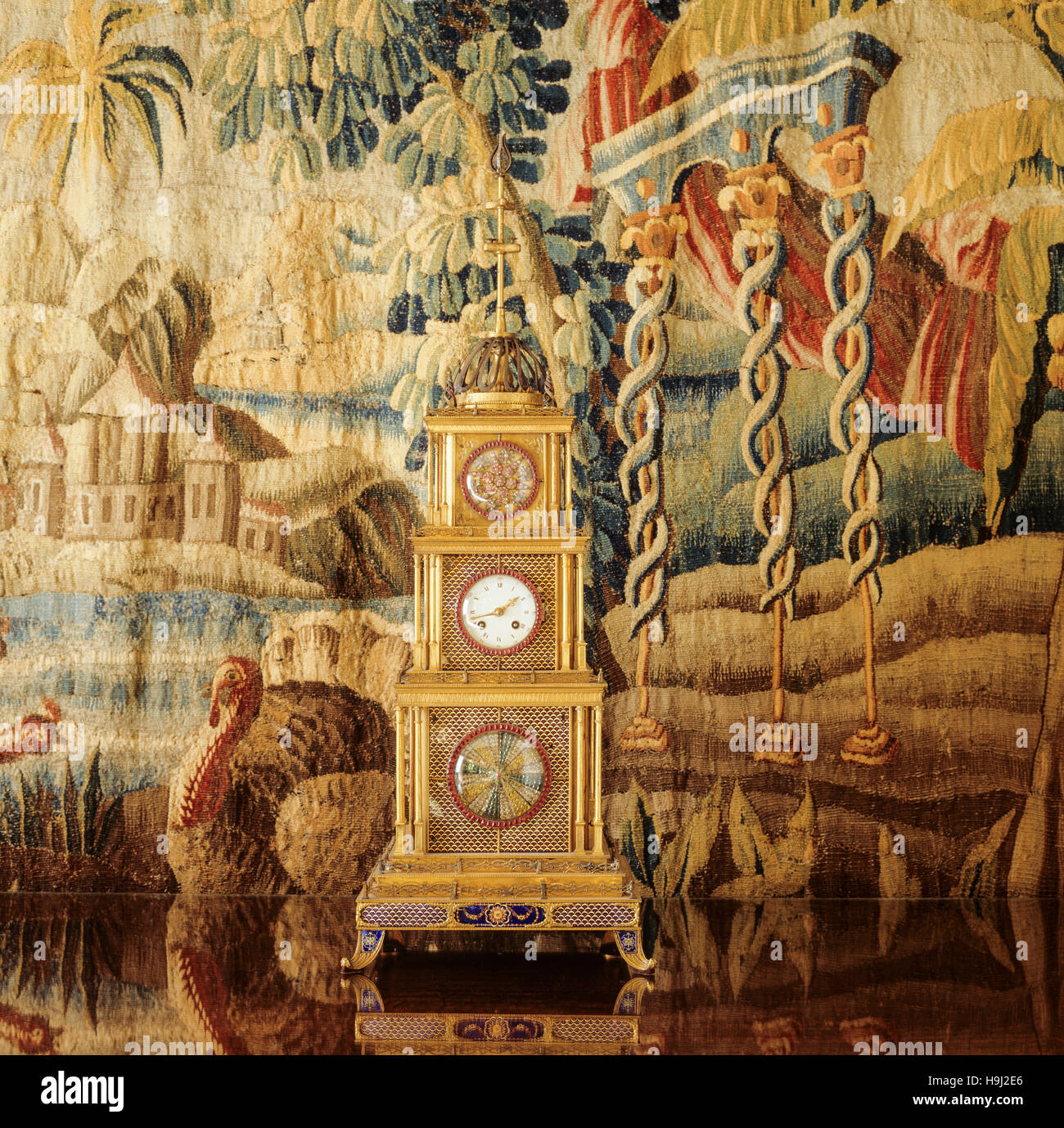 La tour de l'horloge (cas par John Mottram) dans la salle de séjour à l'abbaye d'Anglesey. C'est dans un style lancé par la London bouilloire James Cox, qui s'est spécialisé Banque D'Images