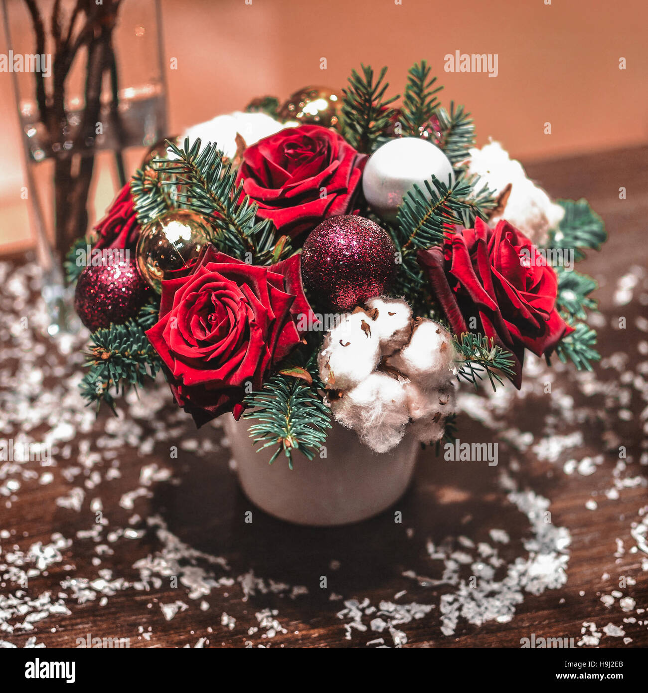 Composition bouquet de roses de Noël, sapin, arbre de Noël et des boules de  neige artificielle Photo Stock - Alamy
