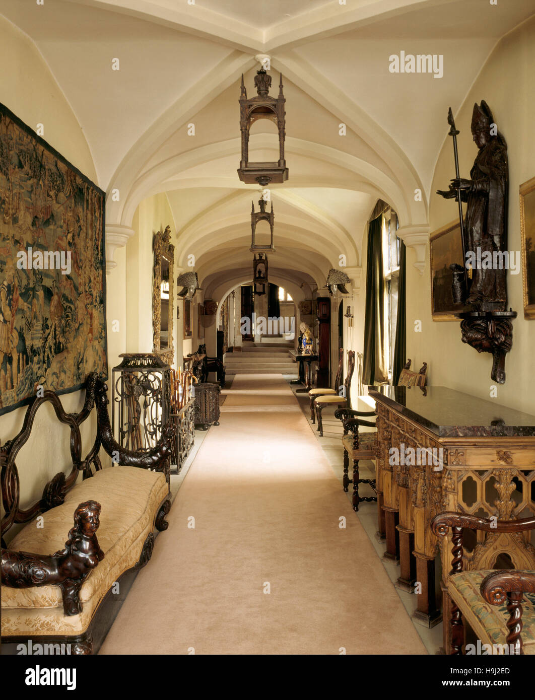 La longue galerie à l'abbaye d'Anglesey - vue depuis le porche fin vers l'escalier dont le hall, siège portugais début 17ème, tapisserie flamande C Banque D'Images