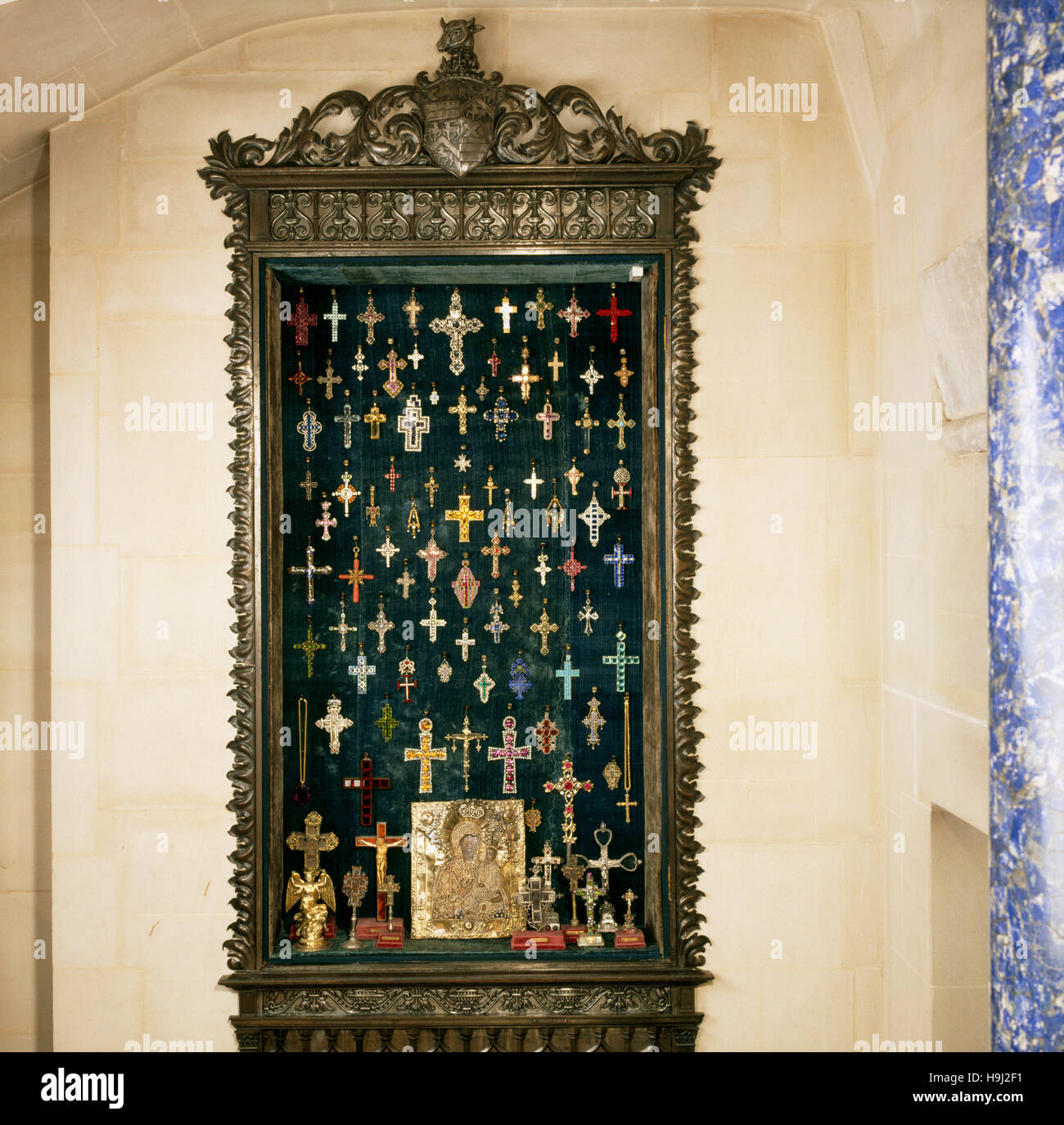 Cabinet Renaissance sous l'escalier dans le Hall de la tapisserie avec une collection de croix xixe siècle principalement en or, argent et métal doré Banque D'Images