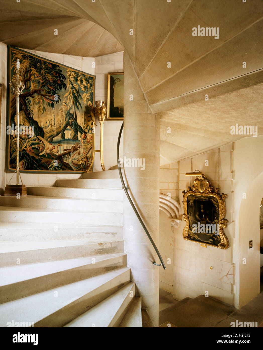 L'escalier en spirale jusqu'à la recherche de la longue galerie, montrant le 18ème Français Chinoiserie tapisserie et la 18ème torcheres en bois doré. Banque D'Images