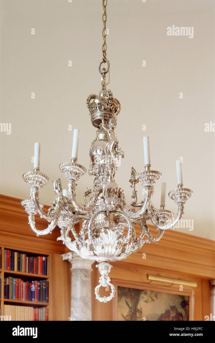 L'un d'une paire de chandeliers en argent dans la bibliothèque. Elles ont été faites par Behrens aux desseins de William Kent et sont sculptés avec des feuilles Banque D'Images
