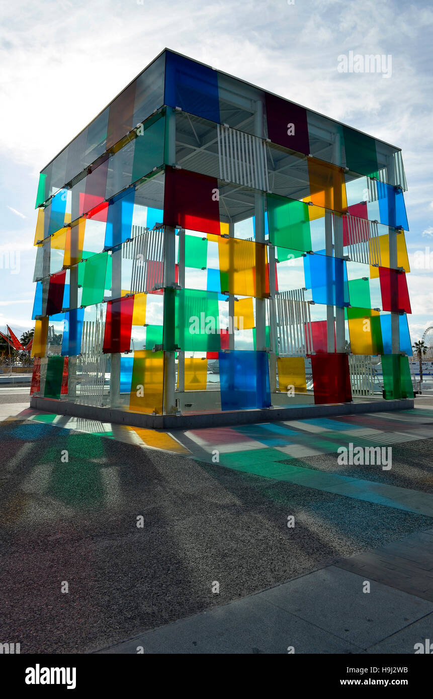 Malaga, Espagne - 3 janvier 2016 : Le 'Cube' coloré de Malaga, dans le Centre Pompidou de Malaga (Andalousie, Espagne). La verticale Banque D'Images