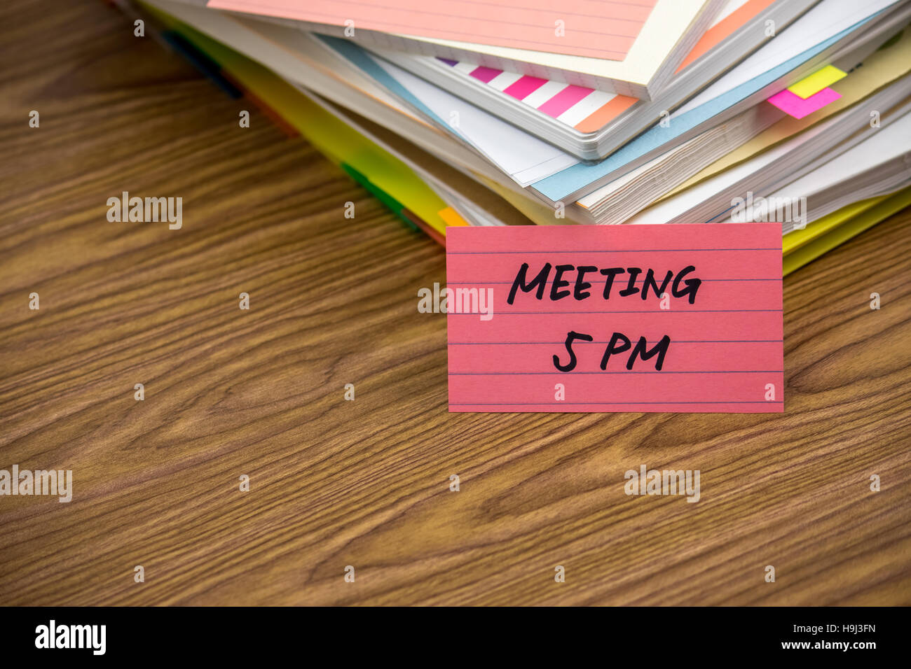 Réunion 5 h ; la pile de documents d'affaires sur le bureau Banque D'Images