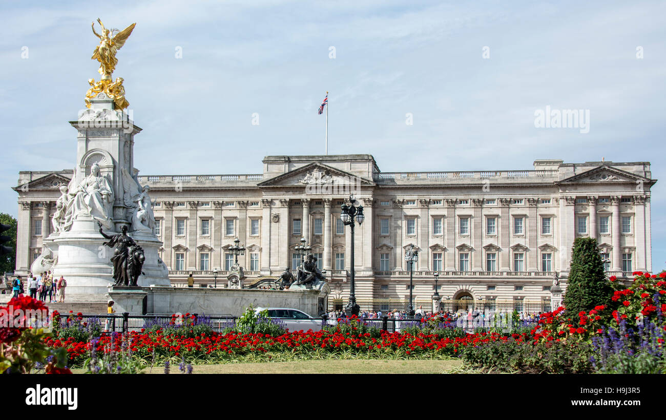 Londres, Angleterre - Touristes recueillir aux portes de Buckingham Palace et de la base du monument de Victoria. Banque D'Images