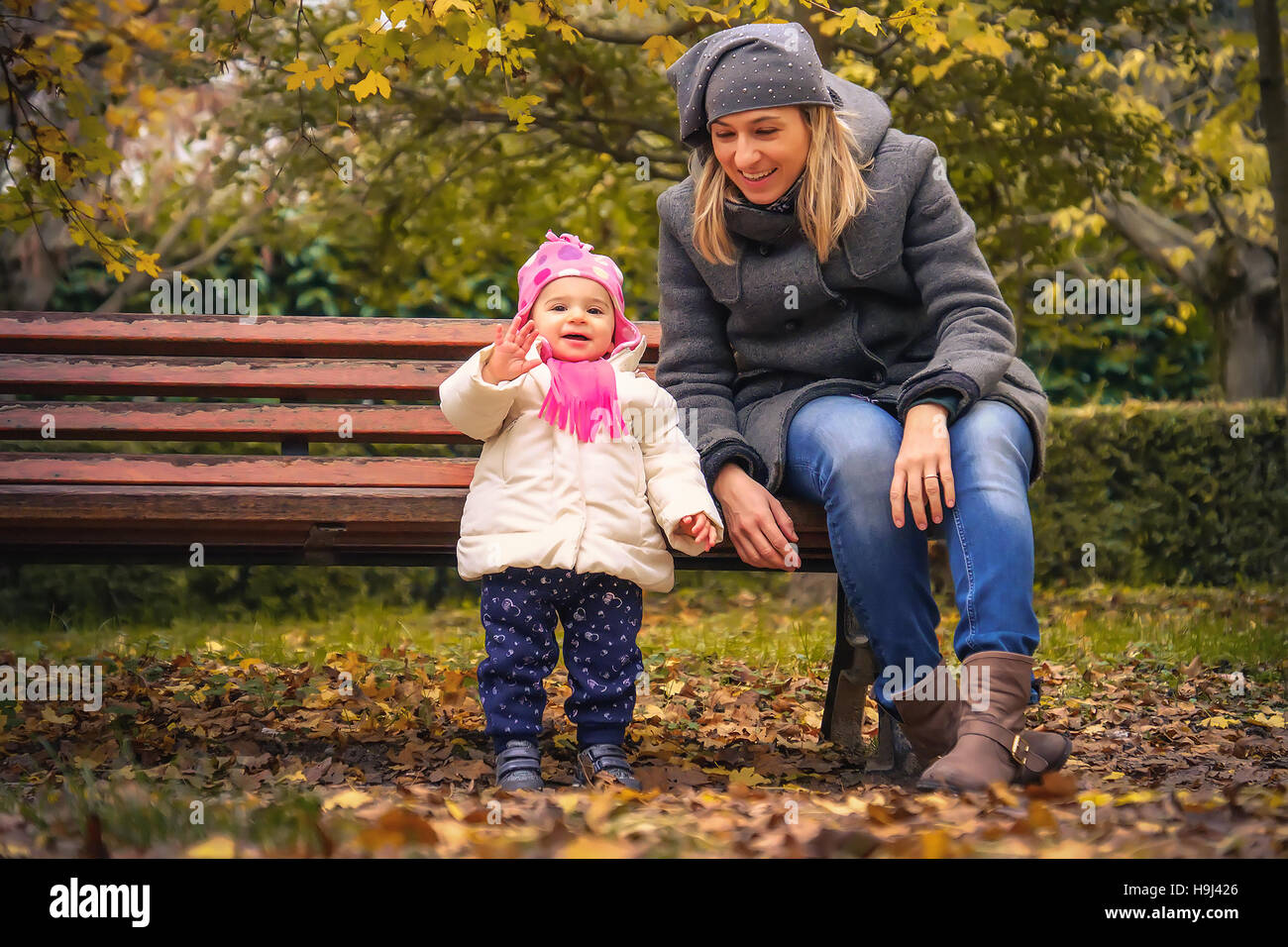 Heureux bébé enfant dire bonjour park autumn mère Banque D'Images