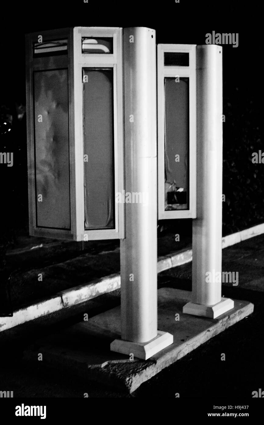 Vue arrière du téléphone moderne boîtes sur trottoir Banque D'Images