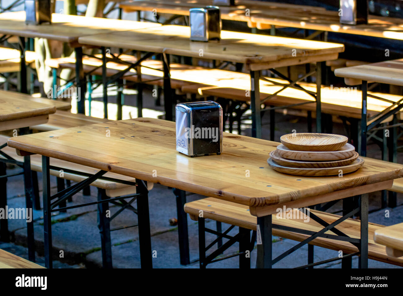 Boîte à mouchoirs en bois par plaques sur table En Fair Street Restaurant Banque D'Images