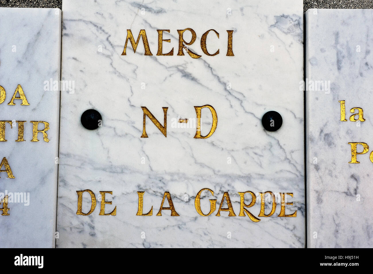 D'offrandes votives ou de grâce à Notre Dame de la garde de Marseille matérialisé par une plaque de marbre pour un vœu Banque D'Images