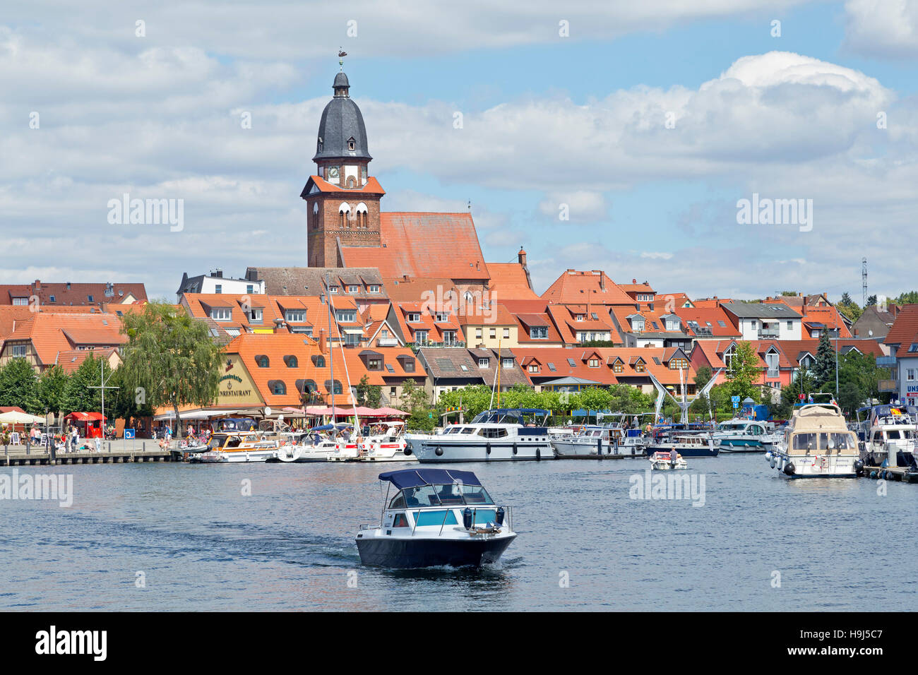 Port et l'église Saint Marien, Waren (Müritz), Lacs de Mecklembourg, Schleswig-Holstein, Allemagne Banque D'Images