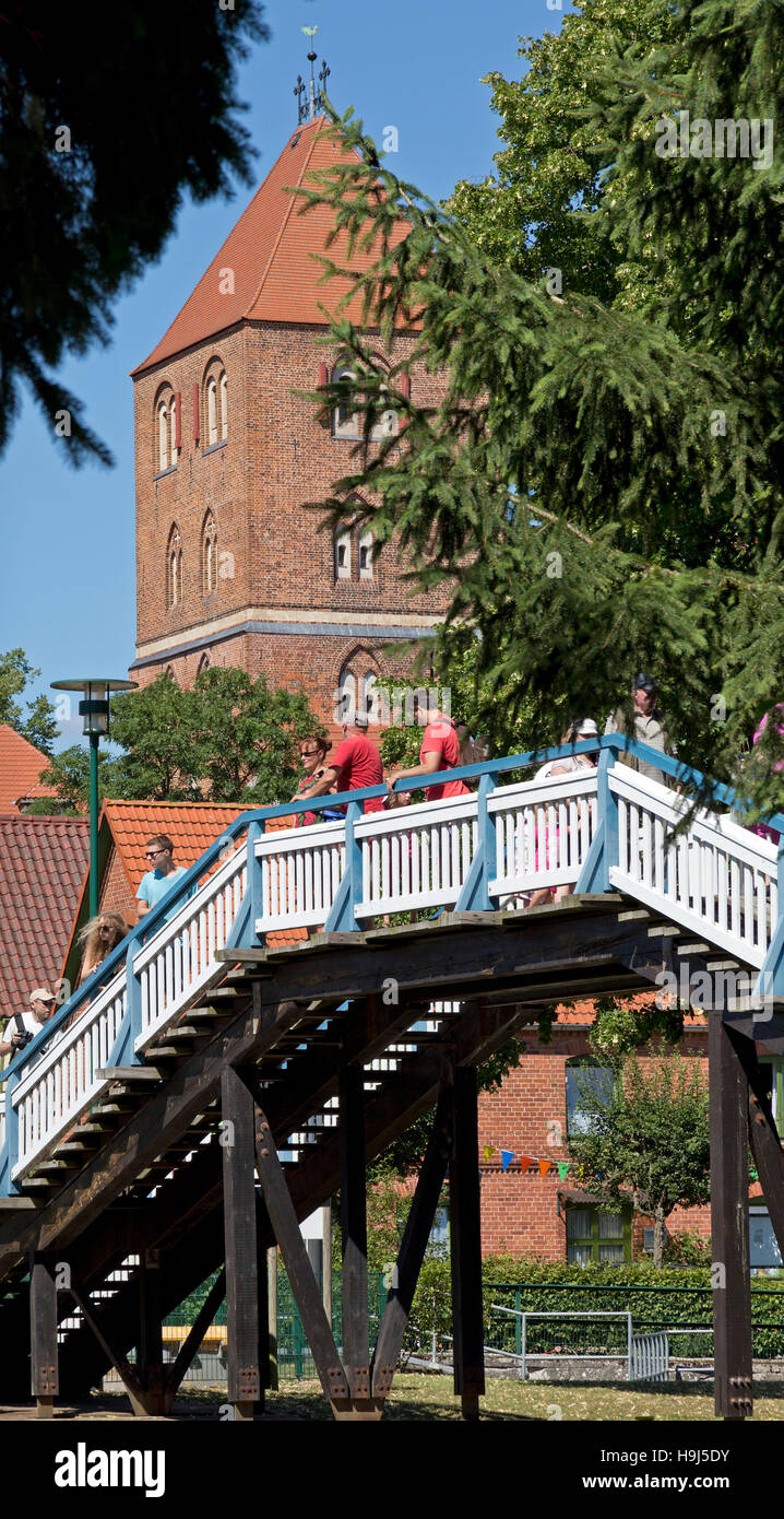 Passerelle en bois, Plau am See, lacs de Mecklembourg, Schleswig-Holstein, Allemagne Banque D'Images