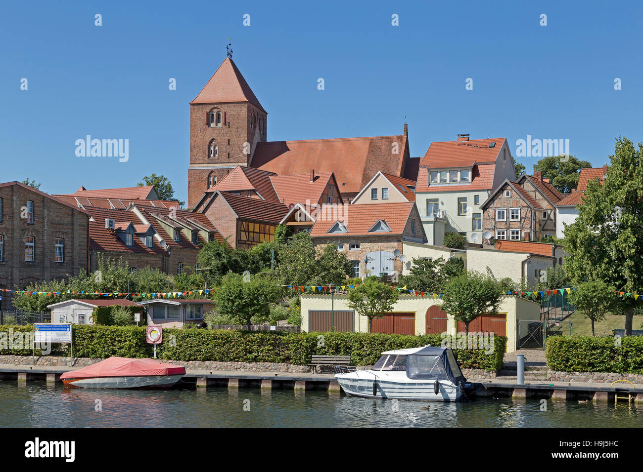 L'église et de l'River Elde, Plau am See, lacs de Mecklembourg, Schleswig-Holstein, Allemagne Banque D'Images