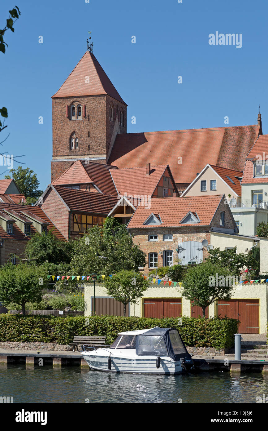 L'église et de l'River Elde, Plau am See, lacs de Mecklembourg, Schleswig-Holstein, Allemagne Banque D'Images