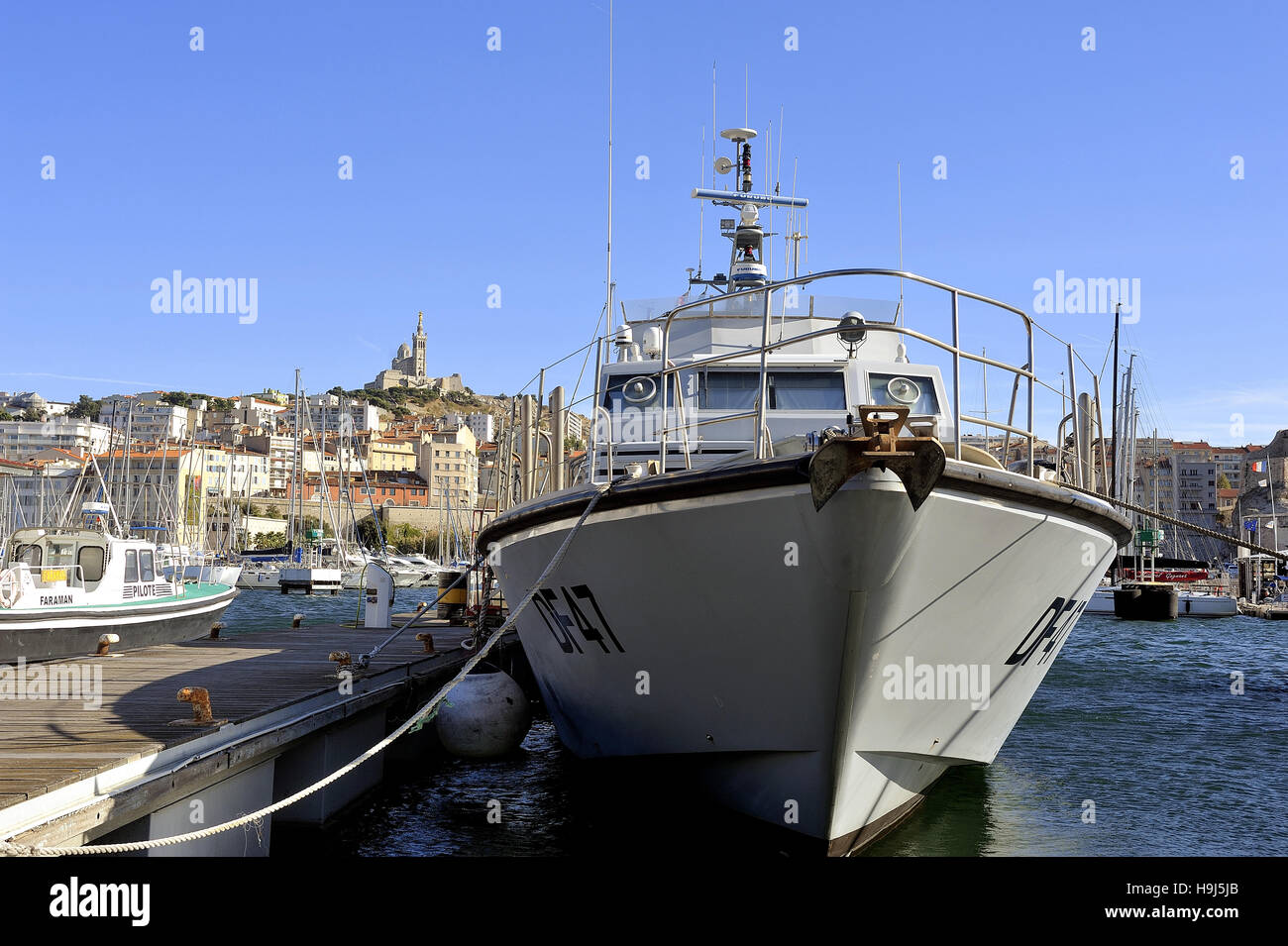 La douane française voile amarré dans le Vieux Port de Marseille Photo  Stock - Alamy