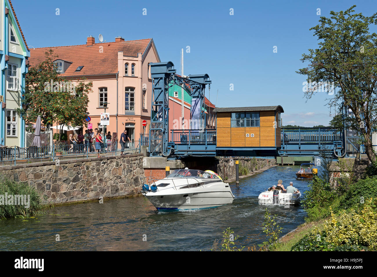 Pont de levage vertical, Plau am See, lacs de Mecklembourg, Schleswig-Holstein, Allemagne Banque D'Images