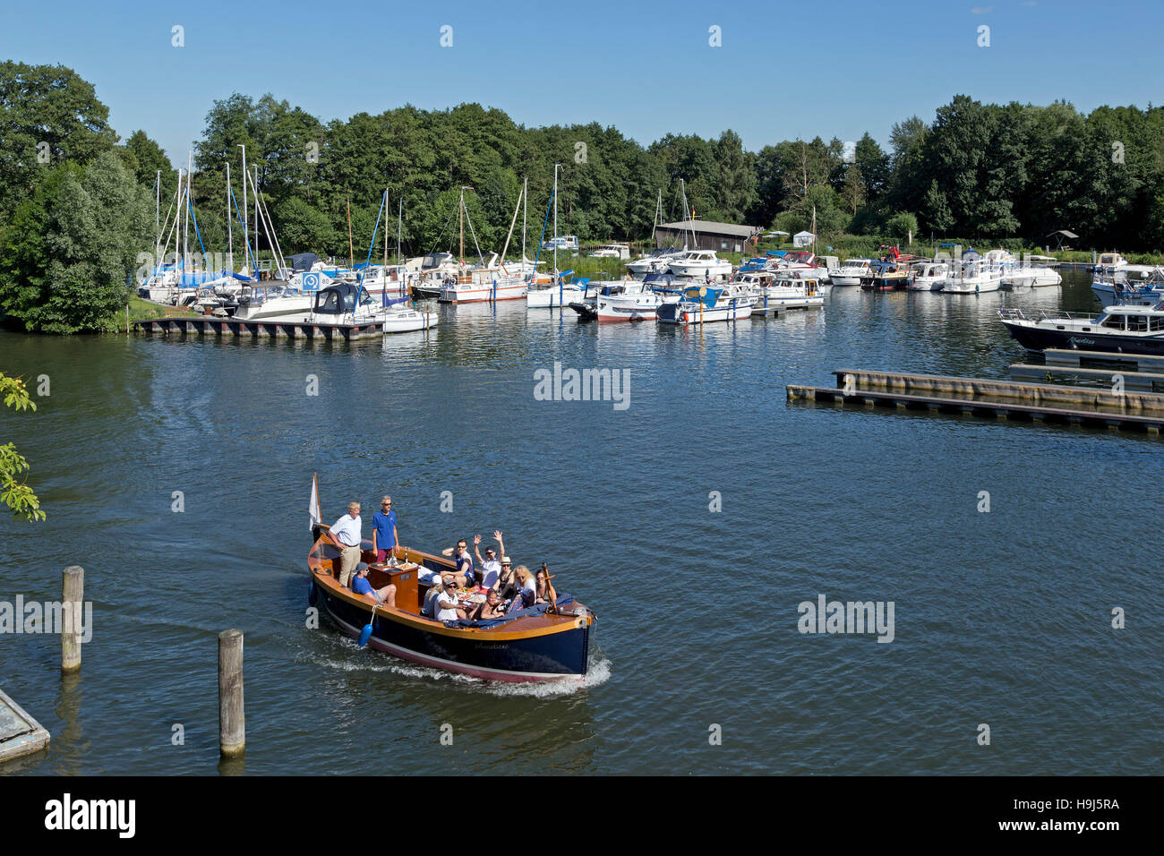 Marina, rivière Elde, Plau am See, lacs de Mecklembourg, Schleswig-Holstein, Allemagne Banque D'Images