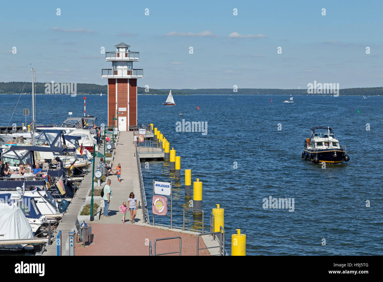 Look-out et marina, Plau am See, lacs de Mecklembourg, Schleswig-Holstein, Allemagne Banque D'Images