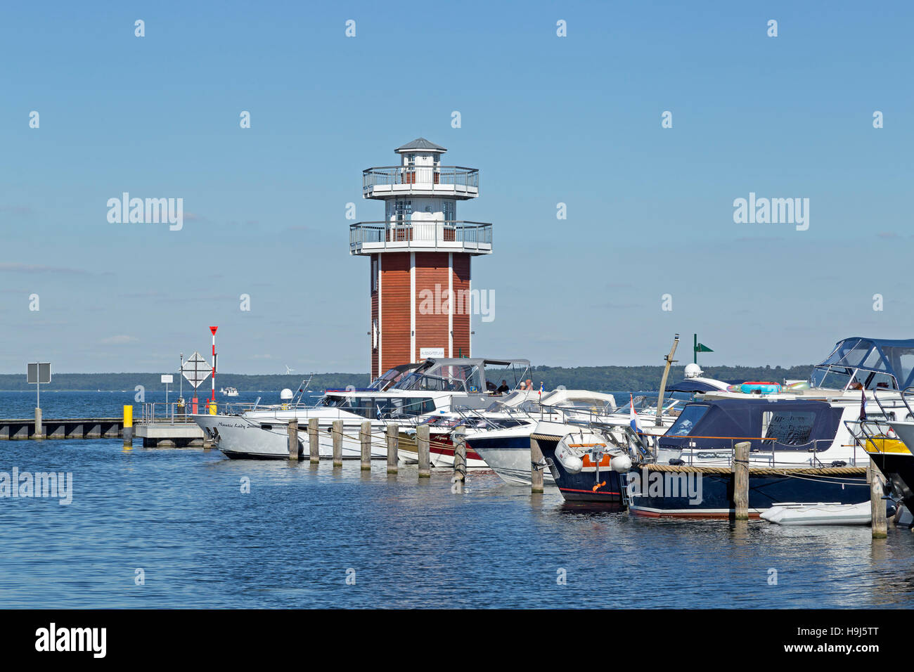 Look-out et marina, Plau am See, lacs de Mecklembourg, Schleswig-Holstein, Allemagne Banque D'Images