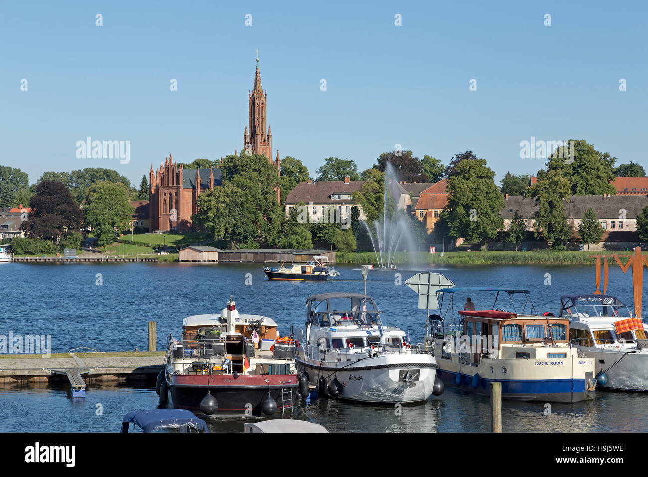 L'église et de l'lake, Malchow, lacs de Mecklembourg, Schleswig-Holstein, Allemagne Banque D'Images