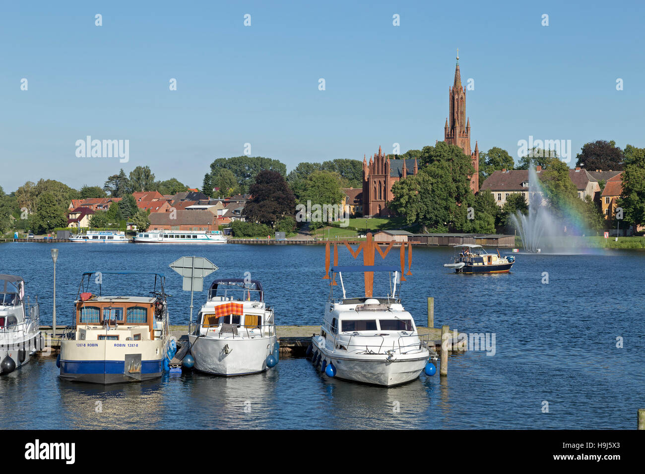 L'église et de l'lake, Malchow, lacs de Mecklembourg, Schleswig-Holstein, Allemagne Banque D'Images