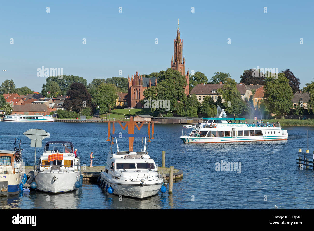 L'église et de l'lake, Malchow, lacs de Mecklembourg, Schleswig-Holstein, Allemagne Banque D'Images