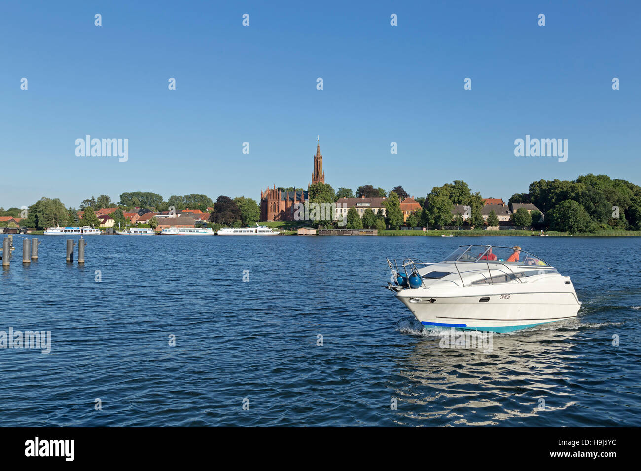 L'église et de l'lake, Malchow, lacs de Mecklembourg, Schleswig-Holstein, Allemagne Banque D'Images