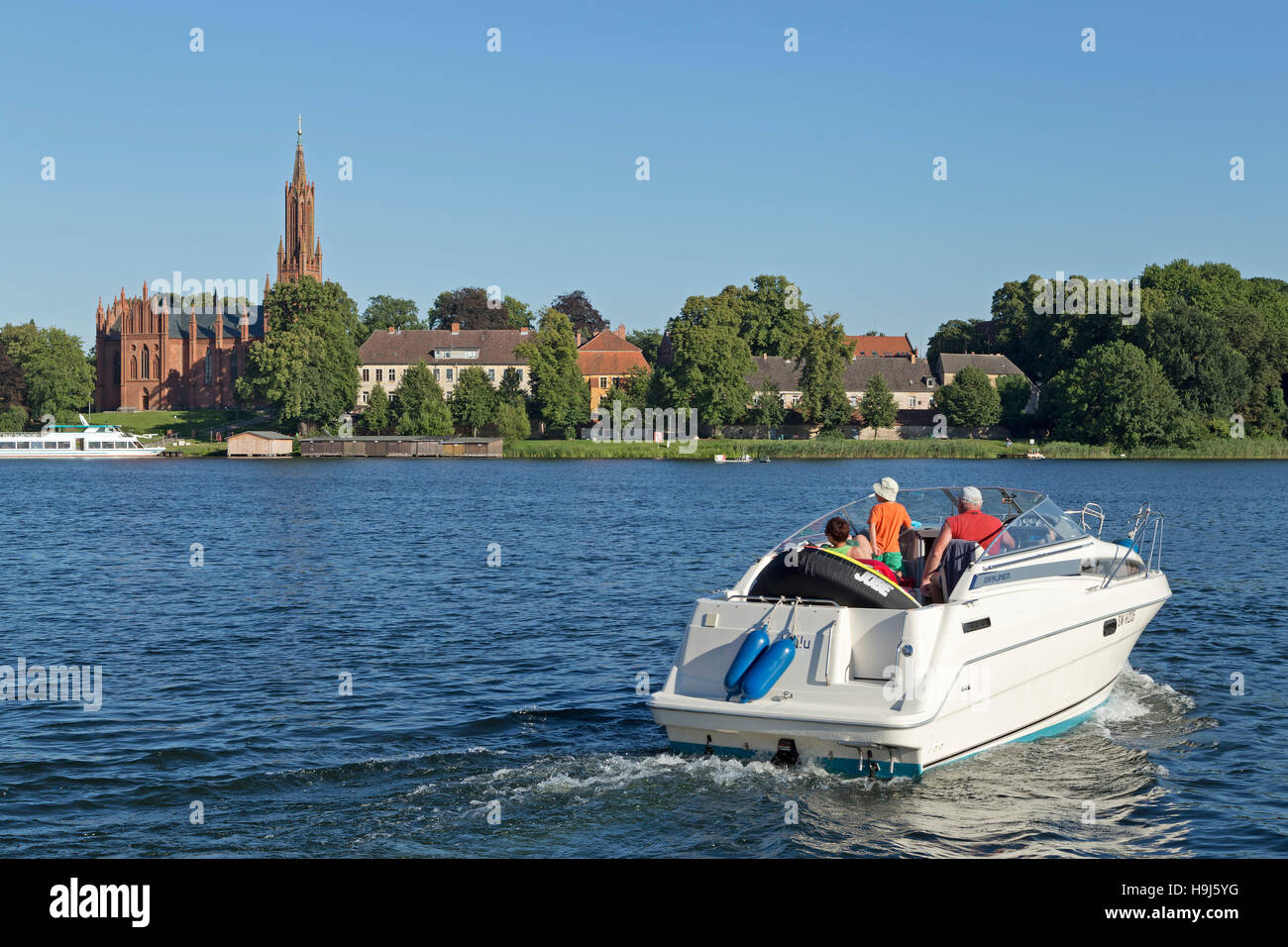 L'église et de l'lake, Malchow, lacs de Mecklembourg, Schleswig-Holstein, Allemagne Banque D'Images