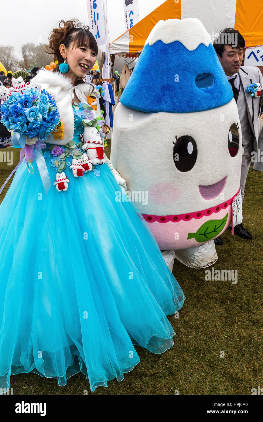 Le Japon célèbre le stupide et adorable comme aucune autre culture. Son obsession de l'-yuru kyara est un exemple parfait de mascottes Banque D'Images