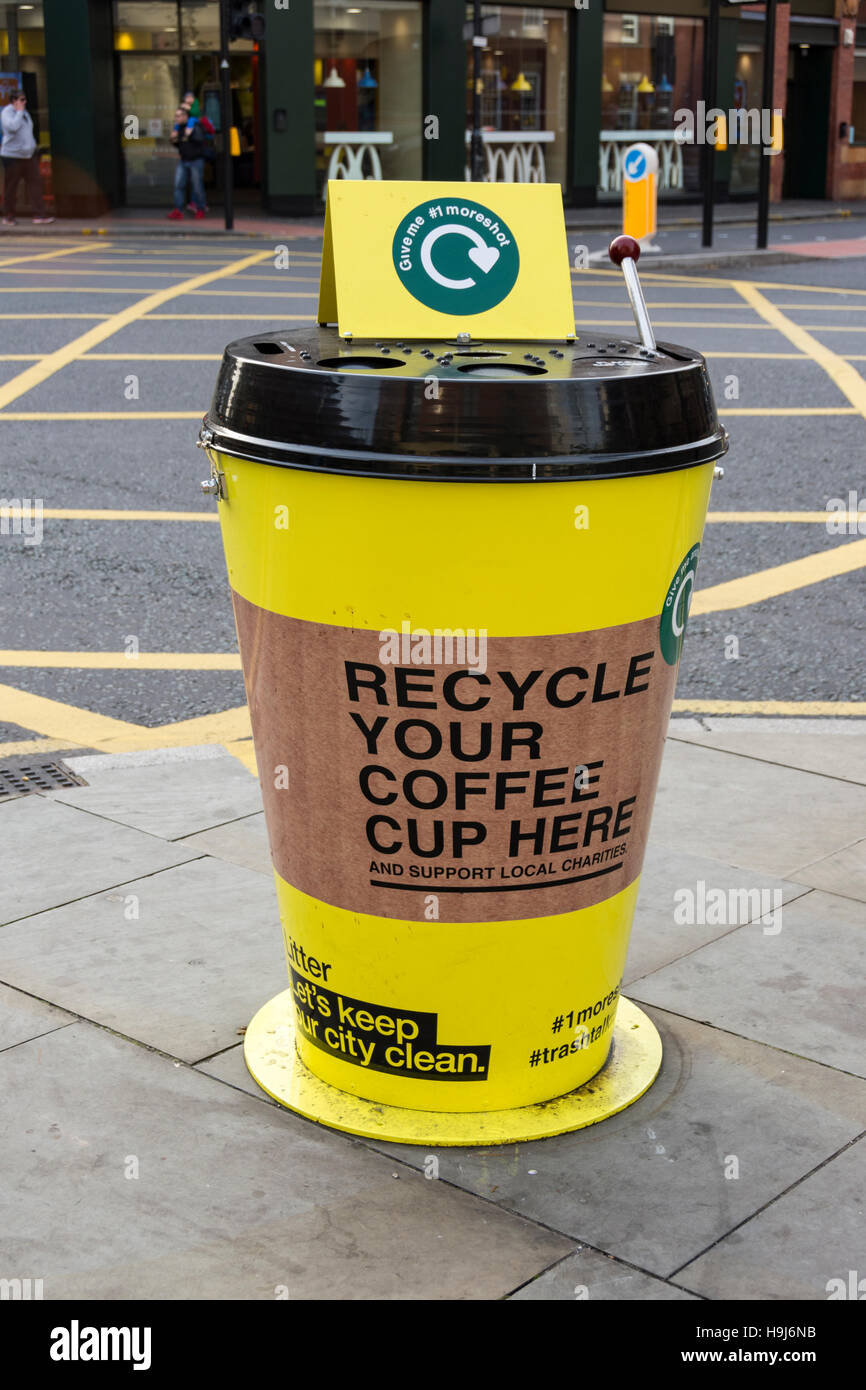 Tasse de café bac de recyclage, Oxford Street, le centre-ville de Manchester, Angleterre, RU Banque D'Images