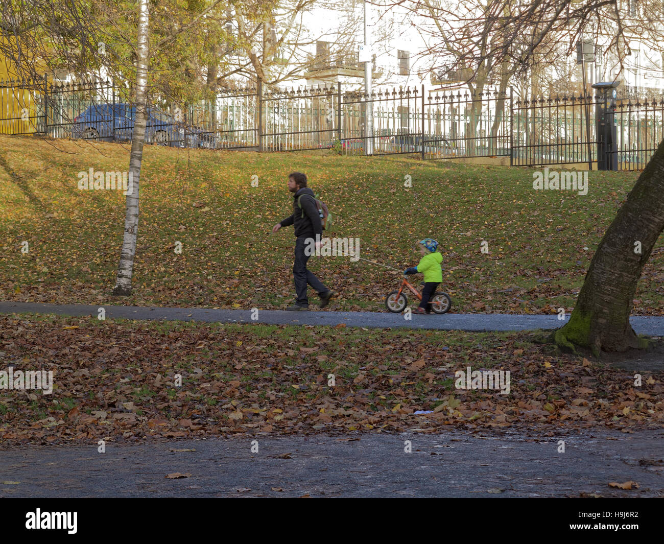 Scène parc de Glasgow le père et l'enfant mené par le plomb sur location Banque D'Images