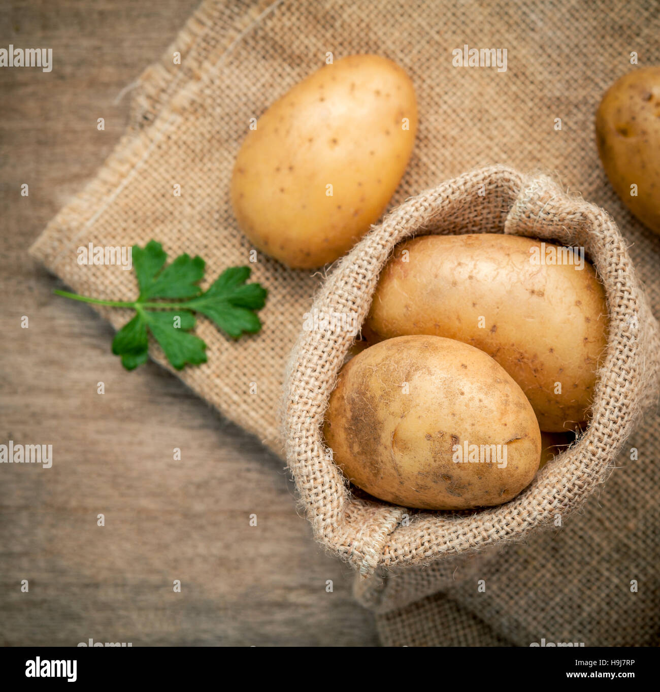 Libre de produits frais bio pommes de terre en sac de chanvre nom de persil sur Banque D'Images