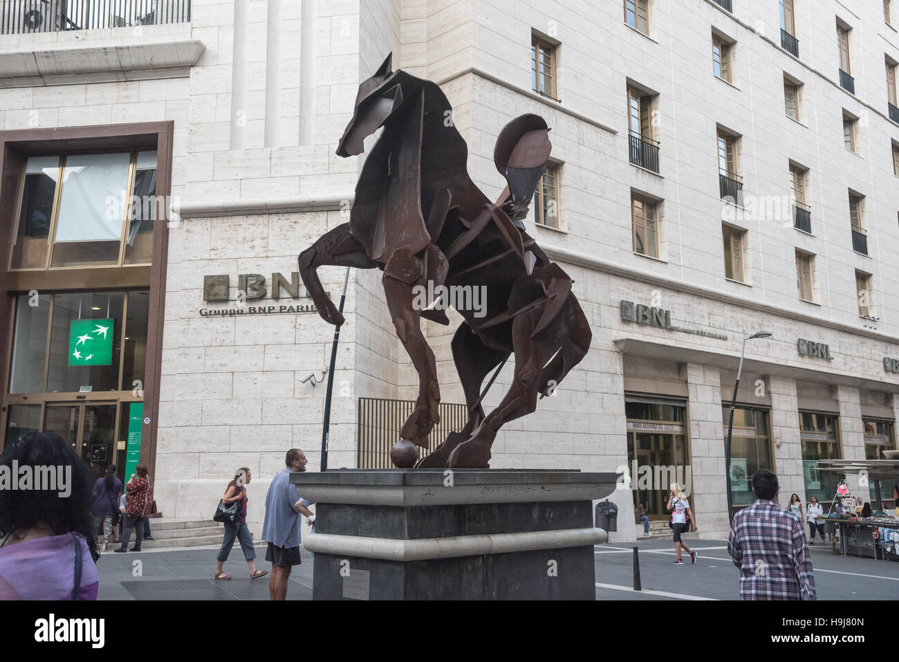 Metal moderne sculpture extérieure sur la rue de Naples, Italie du sud, de l'Europe Banque D'Images